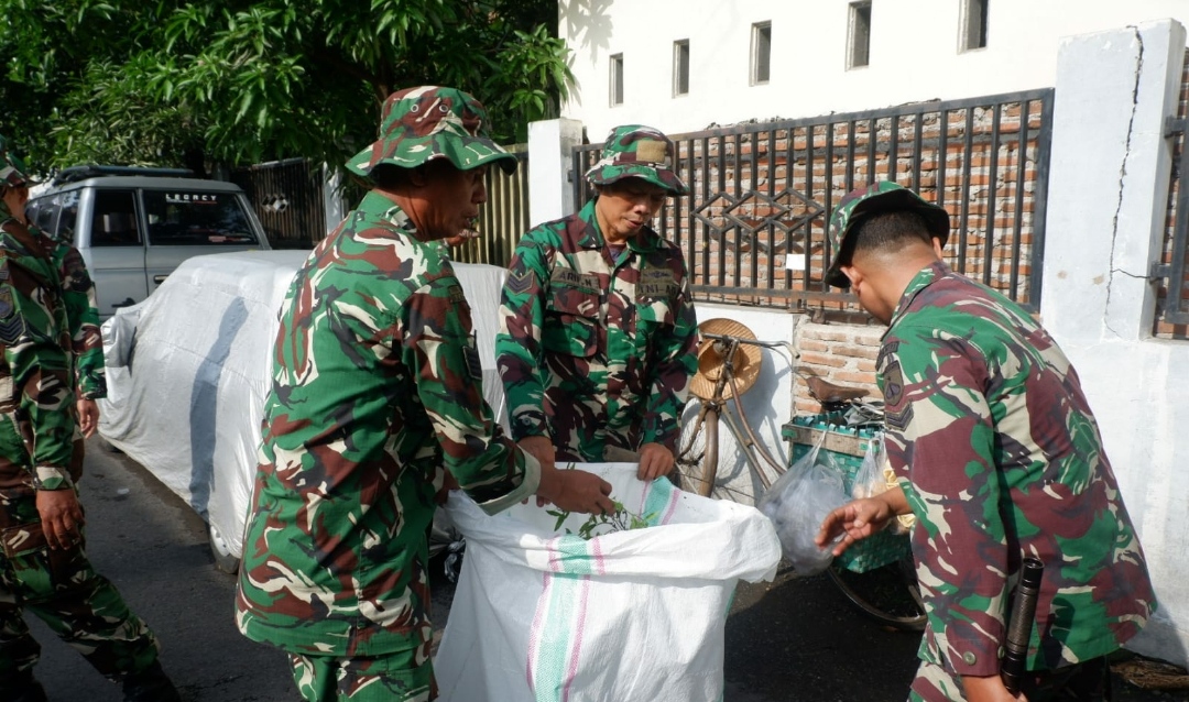 Di Kurve Anggota Kodim 0727/Kra dan Masyarakat  Buat Pasar Nglano Menjadi Lebih Bersih dan Nyaman