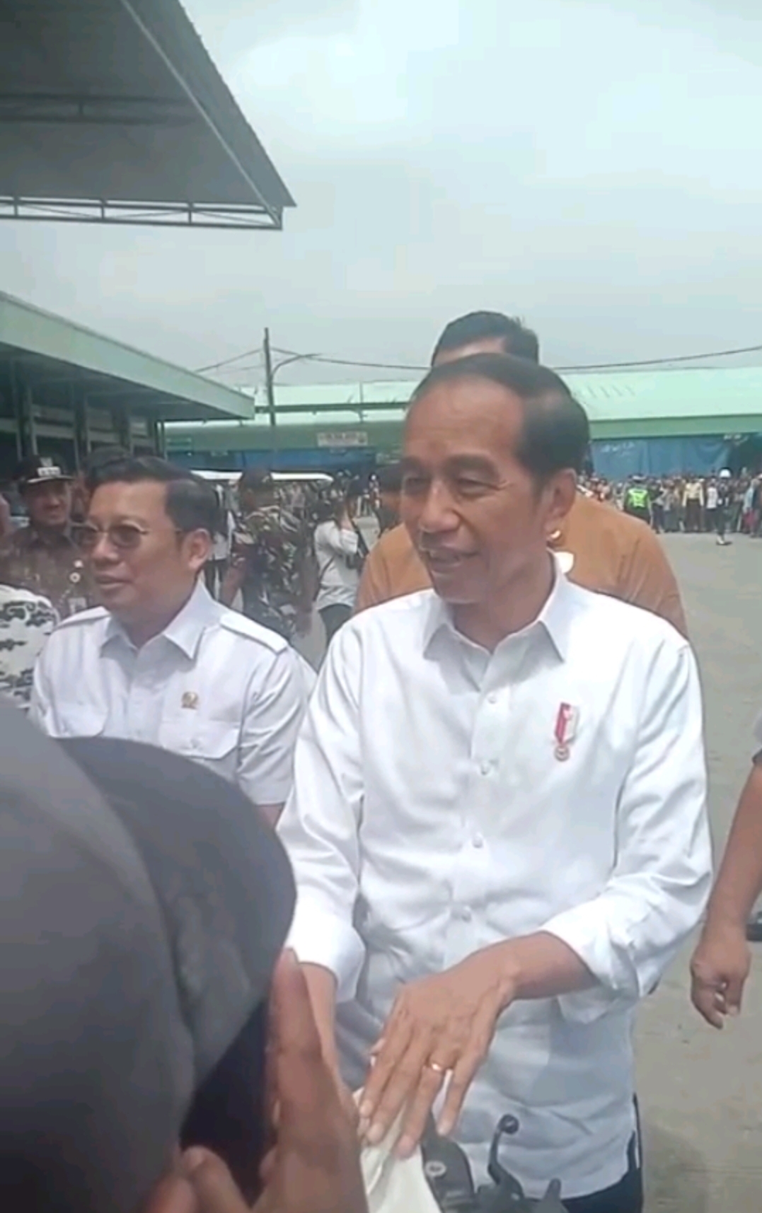 Jokowi Cek Stok Beras di Pasar Induk Cipinang, Jokowi Memastikan Bahwa Stok Beras di Bulog Masih Cukup Banyak