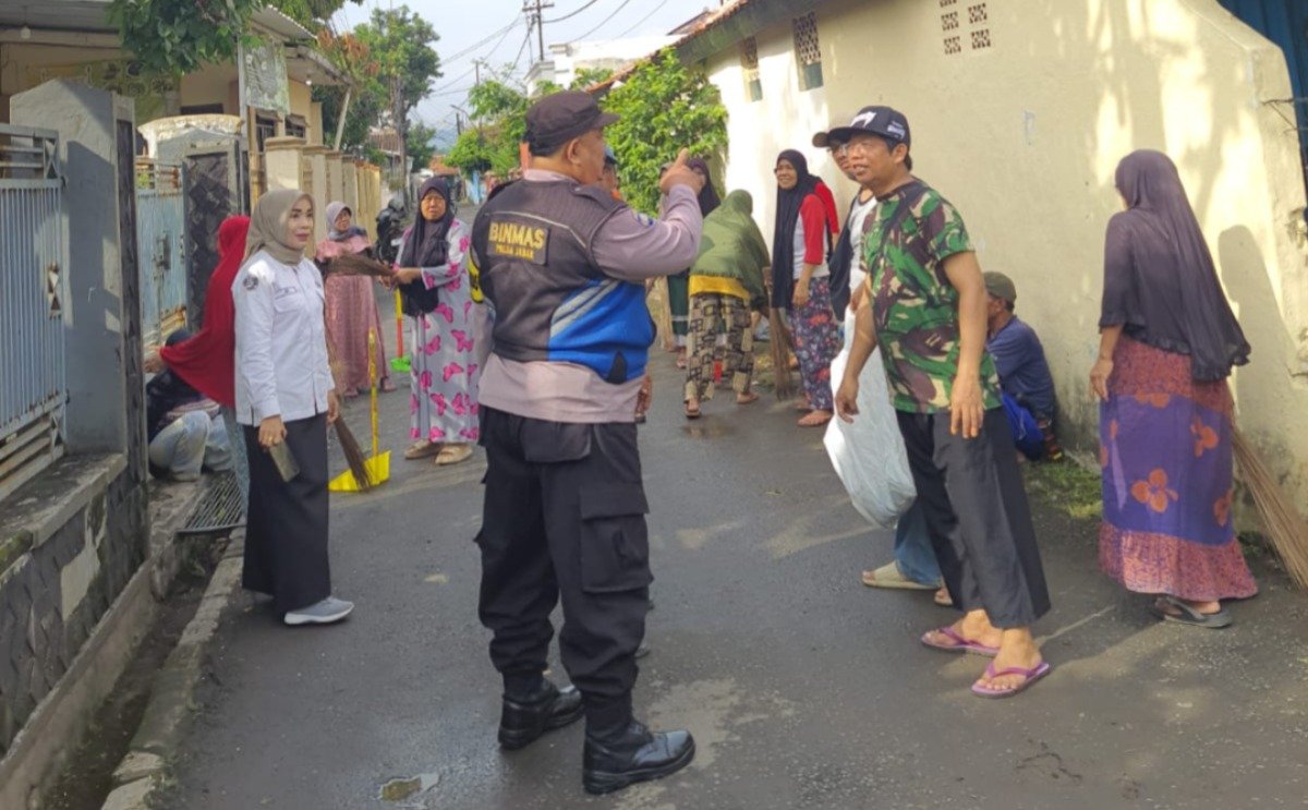  Bhabinkamtibmas di Purwakarta Ajak Masyarakat Bersama Jaga Kebersihan Lingkungan