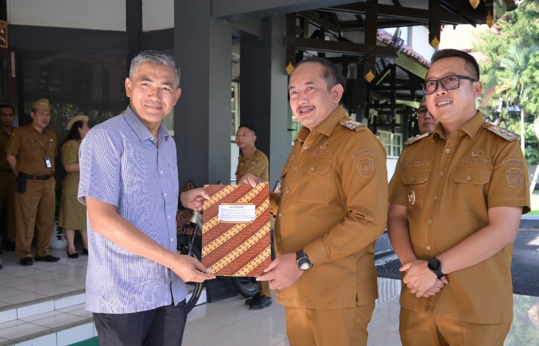 Bupati Karanganyar Serahkan SK Purna Tugas  Timotius Suryadi Usai Upacara Apel Pagi 