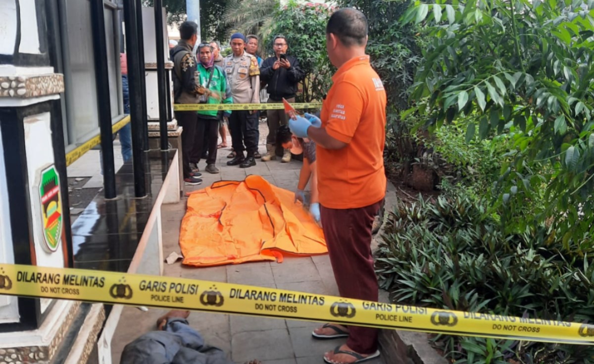  Polres Purwakarta Evakuasi Mayat Tanpa Identitas di Halte Sadang
