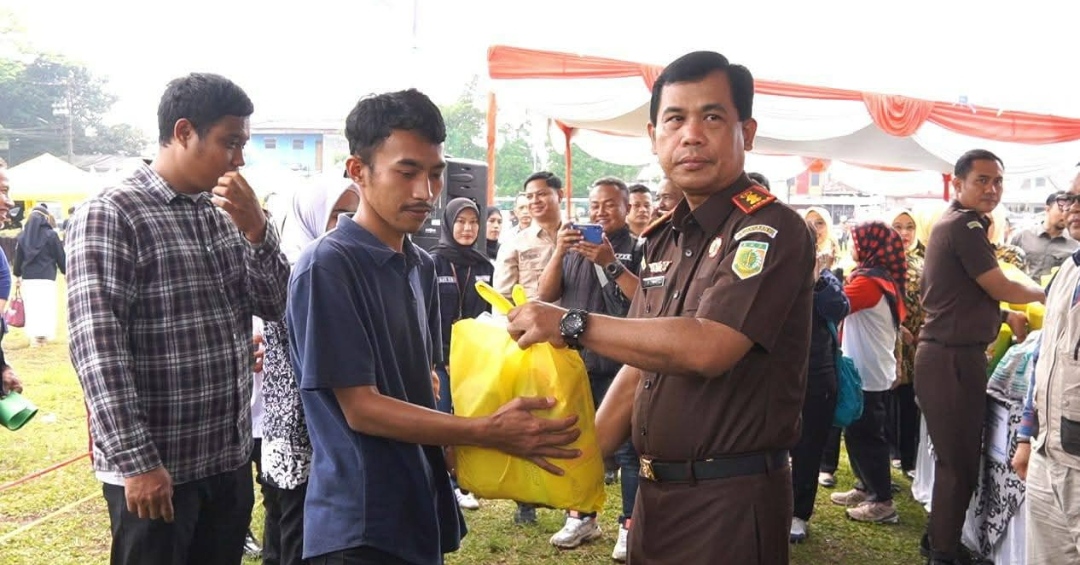 Rayakan HUT ke-80, Kejari Sukabumi Gelar Pasar Murah untuk Bantu Masyarakat