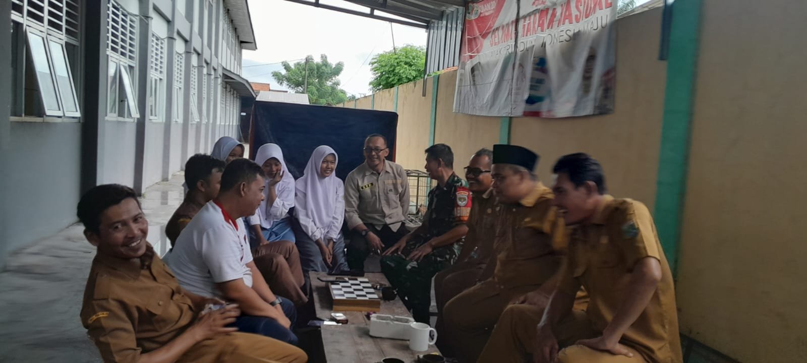 Komsos Dengan Guru, Babinsa Dorong Pendidikan Berkualitas