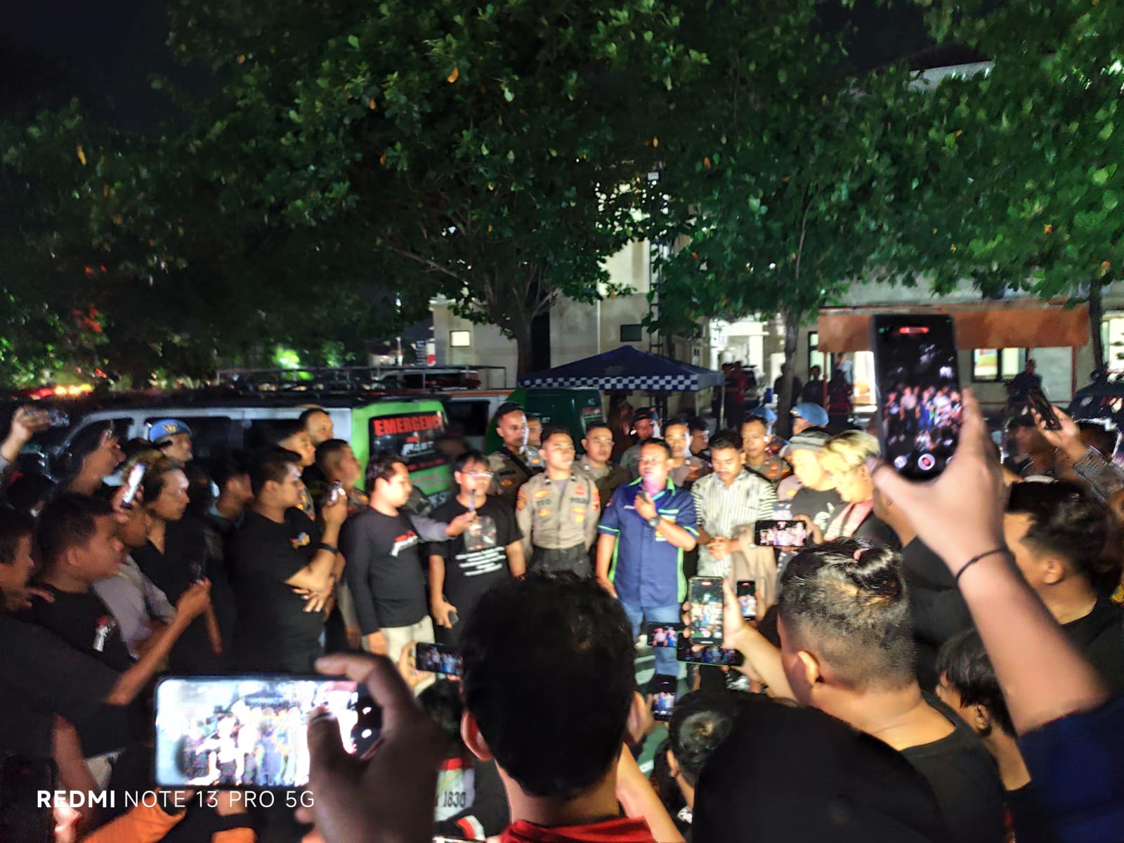 Polres Karanganyar Turun langsung Diwakili Wakapolres dan Kasat Lantas Memberikan Himbauan Pendemo