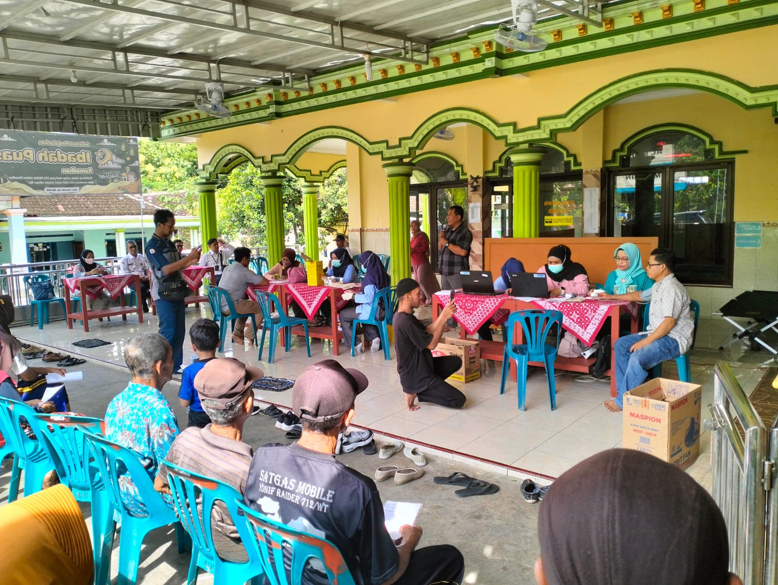 Warga Masyarakat Kalijirak Terdampak Bau Gas PT Cheil Dapat Pengobatan Gratis