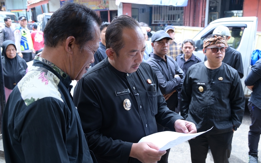 Bupati Karanganyar Tinjau Pasar Karangpandan Paska Puting Beliung  Berikan Dukungan dan Bantuan Darurat