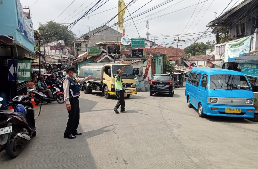 Bhabinkamtibmas Wilayah Hukum  Polsek CWI Polres Bogor  Giat  Gatur Lalin di Jalur wisata hari Libur 