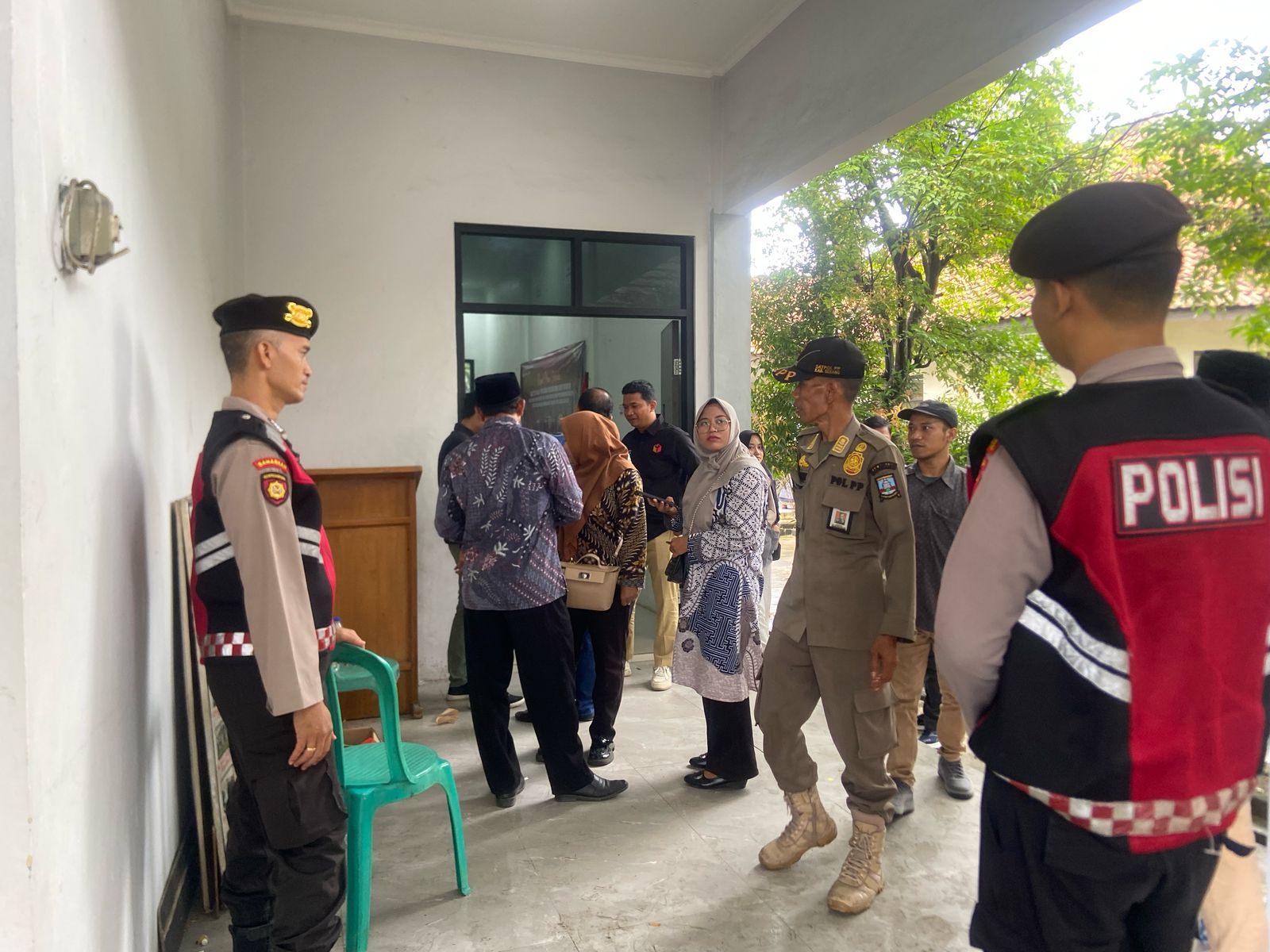 Personel Sat Samapta Polres Serang Amankan Rapat Pleno di Kecamatan Ciruas