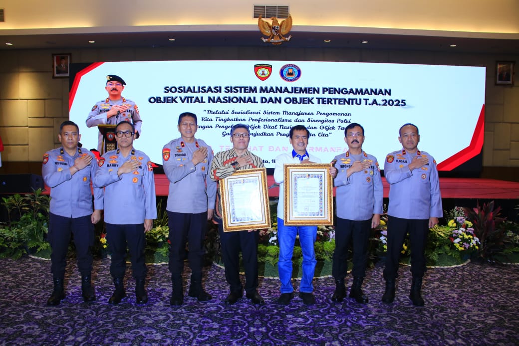 Polri Serahkan Sertifikat Audit SMP kepada Pengelola obvitnas yang Dapat Penghargaan 