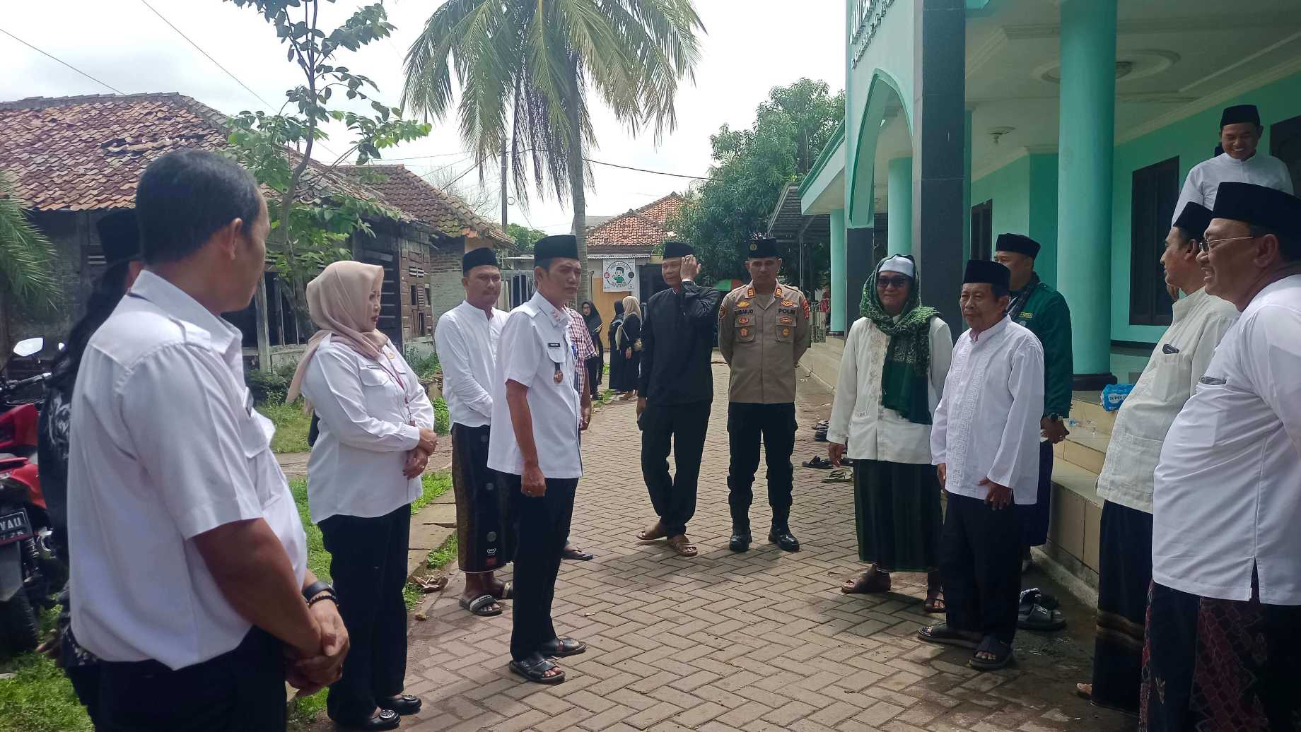 Camat Kemiri dan Jajaran Sampaikan Belasungkawa atas Wafatnya Ketua MUI Kemiri