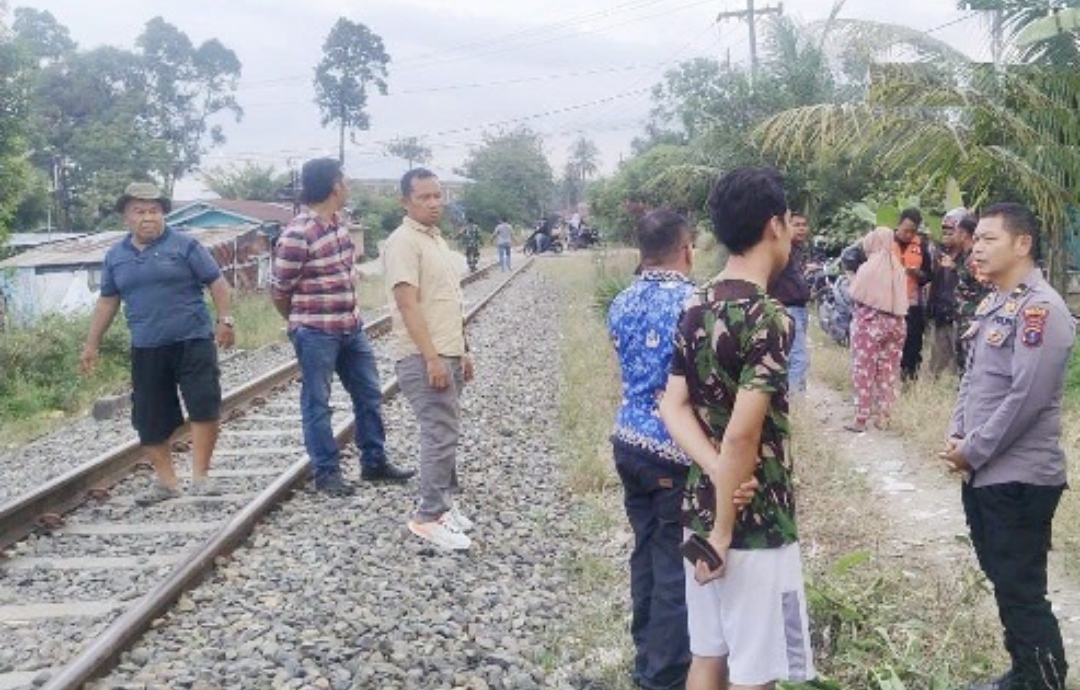 Berjalan Dekat Rel Pakai Headset, Warga Sinaksak Disenggol Kereta Api  