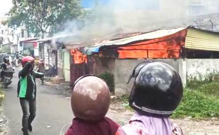 Satu Unit Kios Usaha Penjual Ayam Belakang Pasar Horas Terbakar