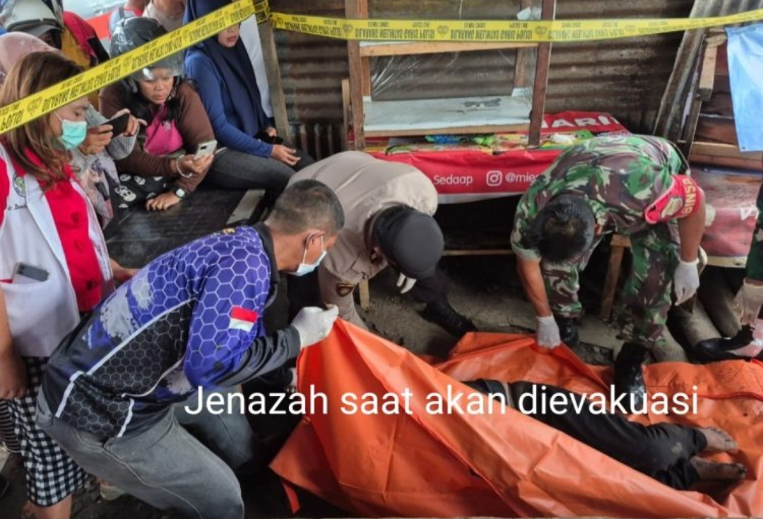 Tergeletak Tak Bernyawa di Warung Kosong, Mayat Pria Dievakuasi Polres Simalungun