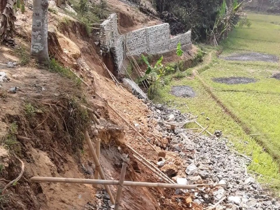 Perencanaan dan Pelaksanaan Stuktur Pondasi Awal Menjadi Alasan Runtuhnya Pembangunan Turap di Desa Cibolang