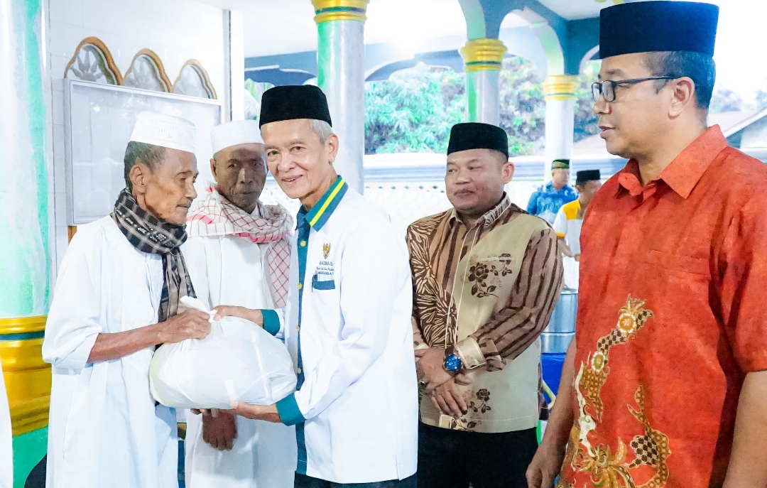 Safari Ramadhan di Kecamatan Panai Hulu, Wabup Labuhanbatu Serahkan Bantuan 50 Paket Sembako 