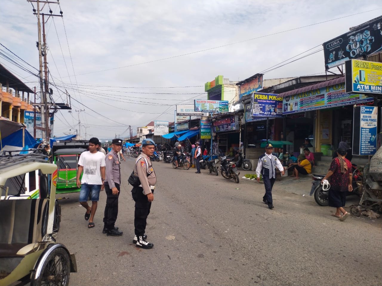 Personel Polsek Babul Makmur Atur Lalu Lintas Untuk Cegah Kemacetan di Pasar Tumpah Pekan Lawe Desky Sabas