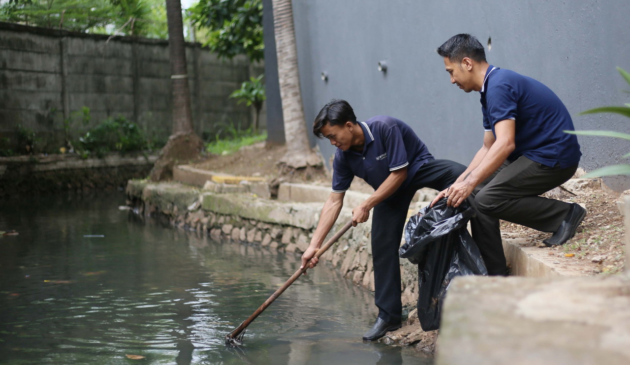 Wyndham Casablanca Jakarta Memperjuangkan Restorasi Lingkungan, Membersihkan Dasar Sungai yang Pernah Tercemar