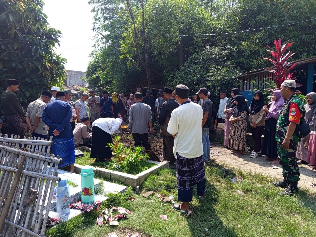 Jajaran Anggota Koramil 01/Teluknaga Bersama Persit KCK Takjiah Ke Pemakaman Ibu Dari Serka Dadang Suherman