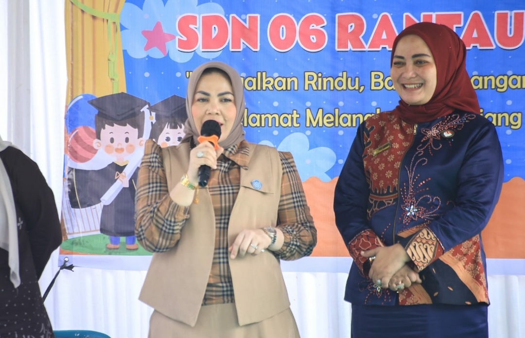 Ny. Hj. Wan Juma Sari Dewi Hadiri Acara Pentas Seni dan Pelepasan Siswa SDN 6 Rantau Utara