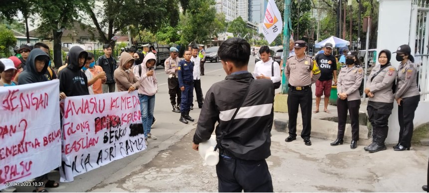 Massa Mahasiswa dan Masyarakat Geruduk Kantor KPU dan Bawaslu Sumut Minta Periksa Keaslian SKTT SMU Caleg Baye