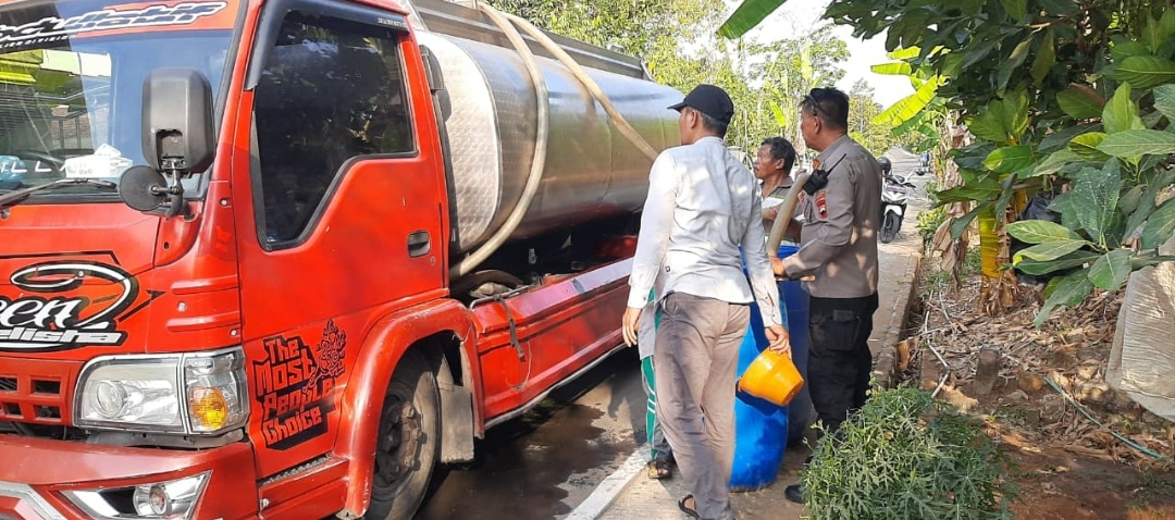 Sambut Hari Jadi Humas Polri ke-75, Polres Karanganyar Hadirkan Bantuan Air Bersih untuk Warga Jumapolo