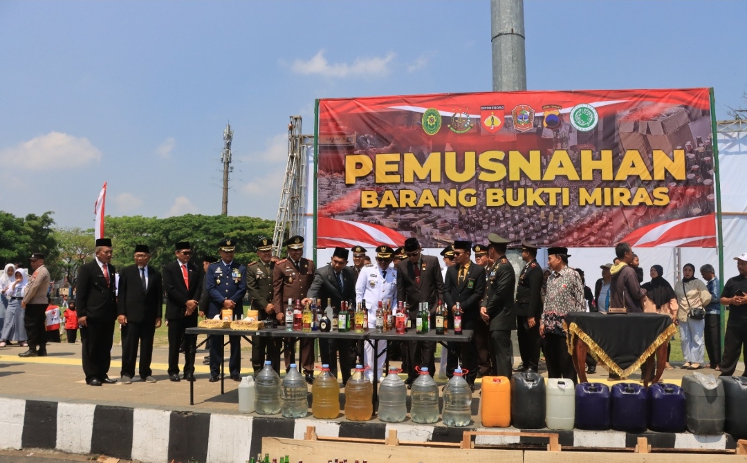 Usai Upacara HUT ke-80 RI, Polres Karanganyar Musnahkan Ribuan Liter Miras Hasil Operasi Juli–Agustus