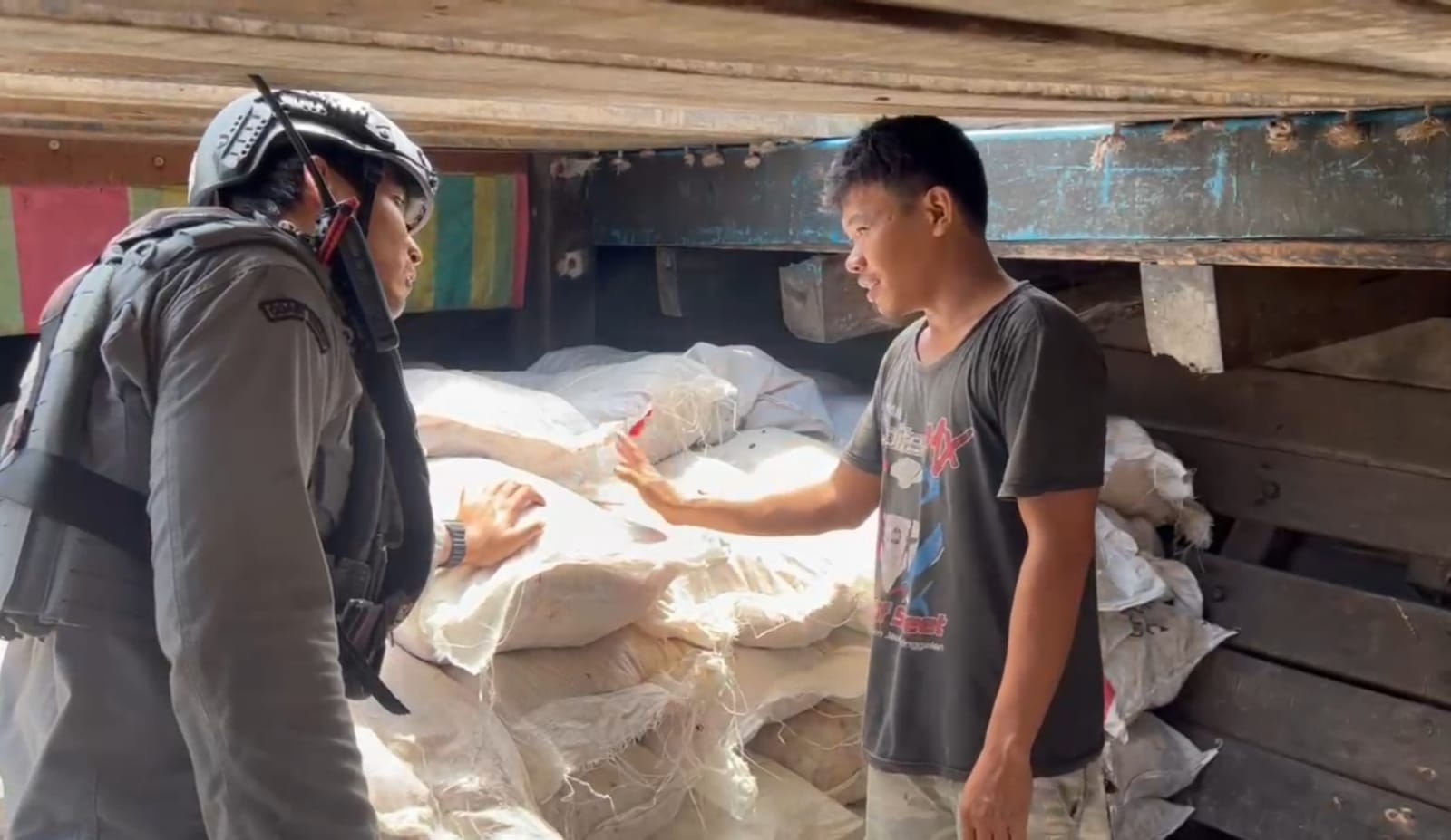 Bakamla RI Gagalkan Penyelundupan 400 Karung Bawang Merah di Perairan Batam