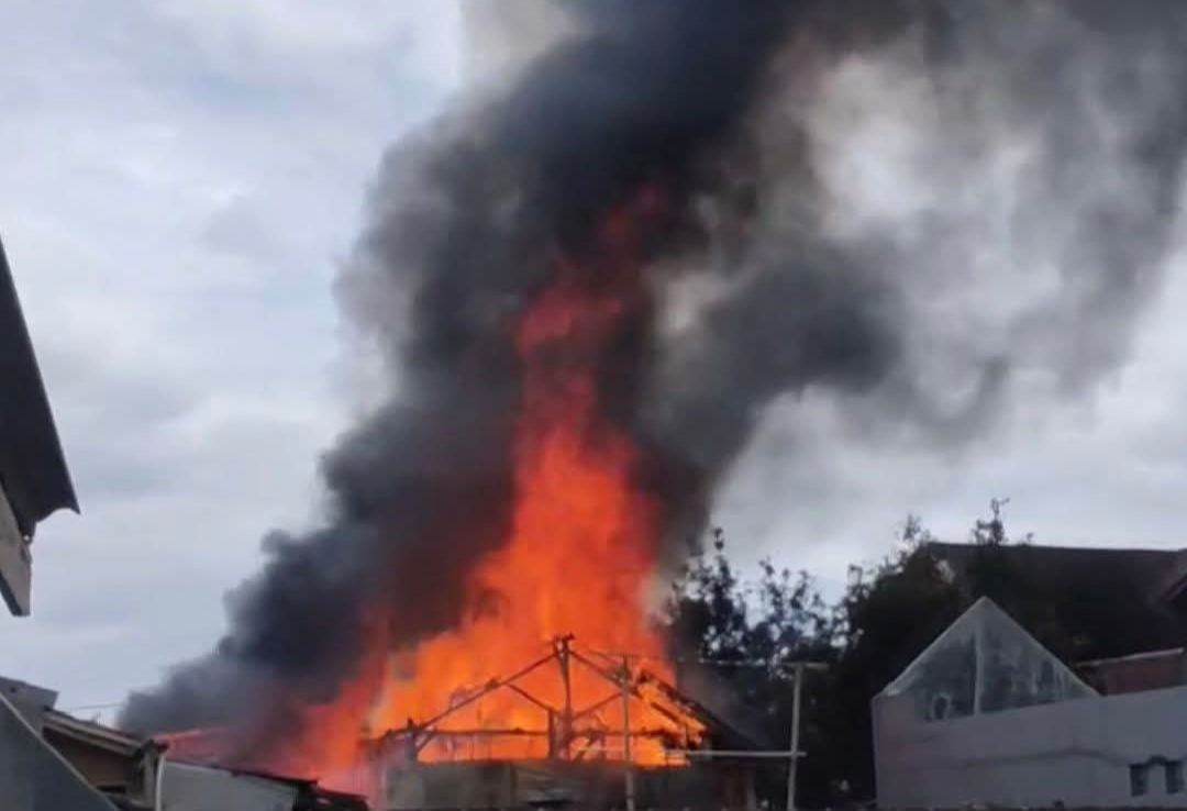 Korsleting Listrik Picu Kebakaran Hebat, 5 Rumah di Warnasari Ludes – 21 Jiwa Kehilangan Tempat Tinggal