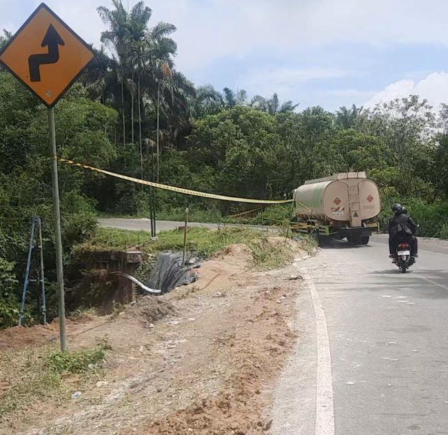 Rambu Peringatan di Jalan Amblas Menuju Danau Toba, Kadishub Simalungun Akan Koordinasi