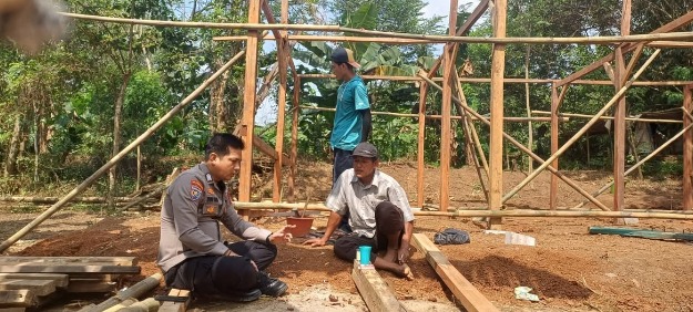 Dekat Dengan Kelompok Tani, Bhabinkamtibmas Polsek Serang Polresta Serkot Bangun Fasilitas Mushollah