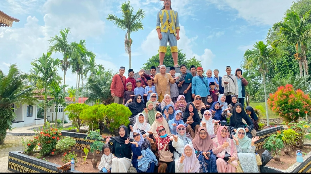 Sebanyak Enampuluh Orang 60 Warga Kmp. Sadamaya Ziarah ke Banten Lama, Merak, dan Makam Pahlawan Raden Inten I
