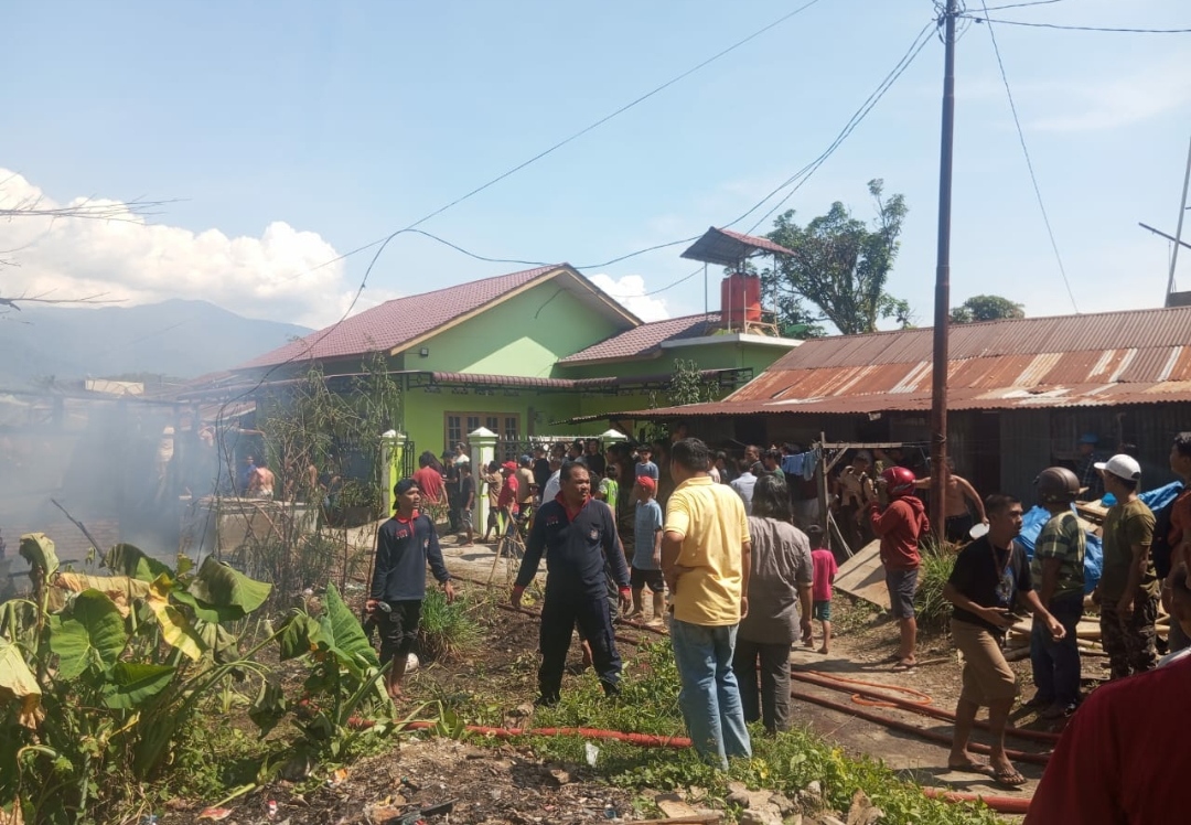 Belasan Keluarga Kehilangan Tempat Tinggal di Aceh Akibat Dibakar 