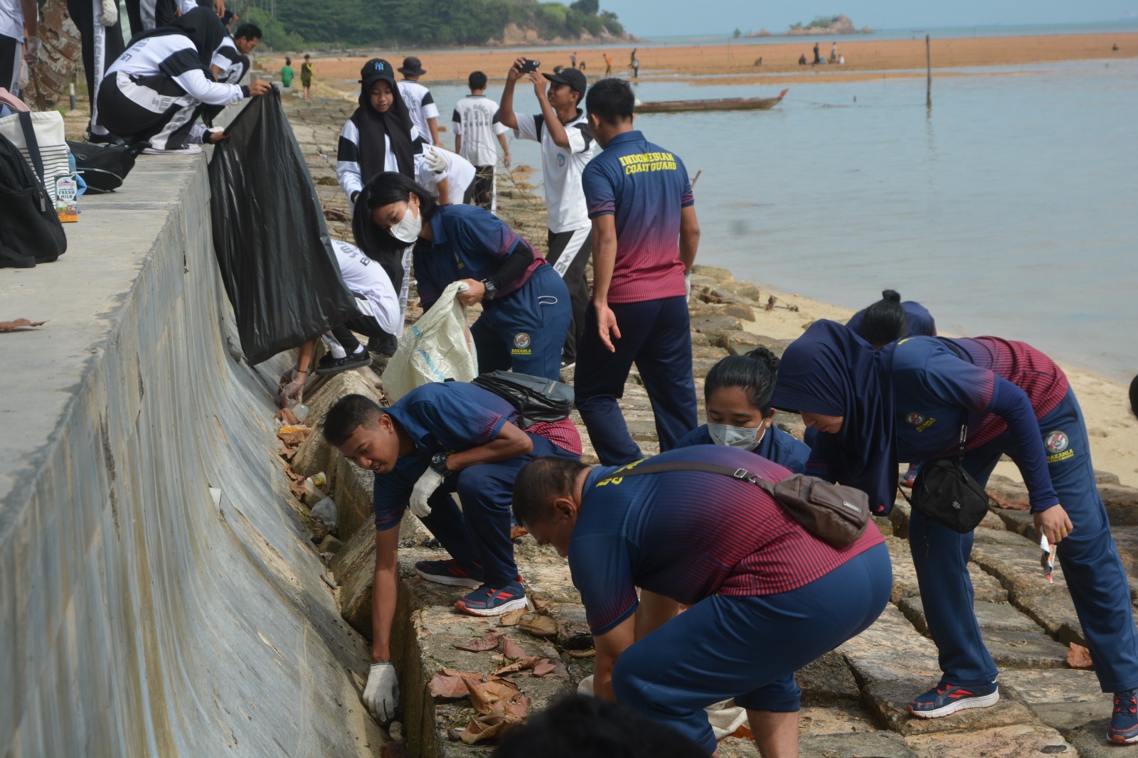 Bakamla RI Turut Ikuti Aksi World Cleanup Day di Pantai Bemban Nongsa Batam
