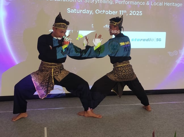 Duet Mahasiswa Asy-Syukriyyah Dalam Stories By The Cisadane River