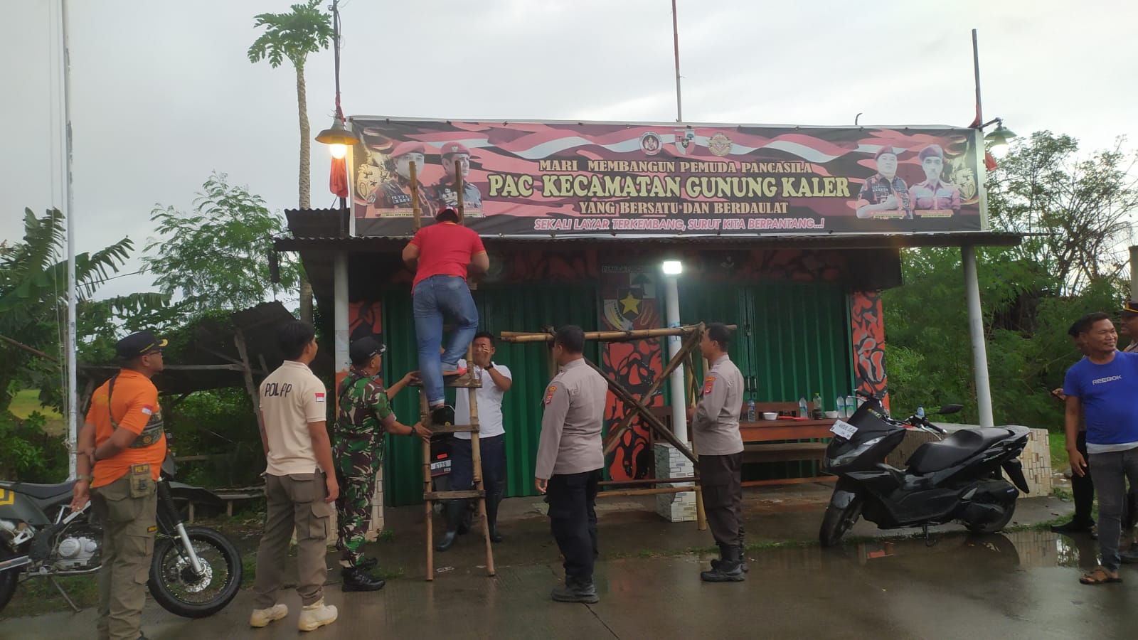 Tiga Pilar Kecamatan Kresek Tertibkan Atribut Ormas dalam Operasi Premanisme