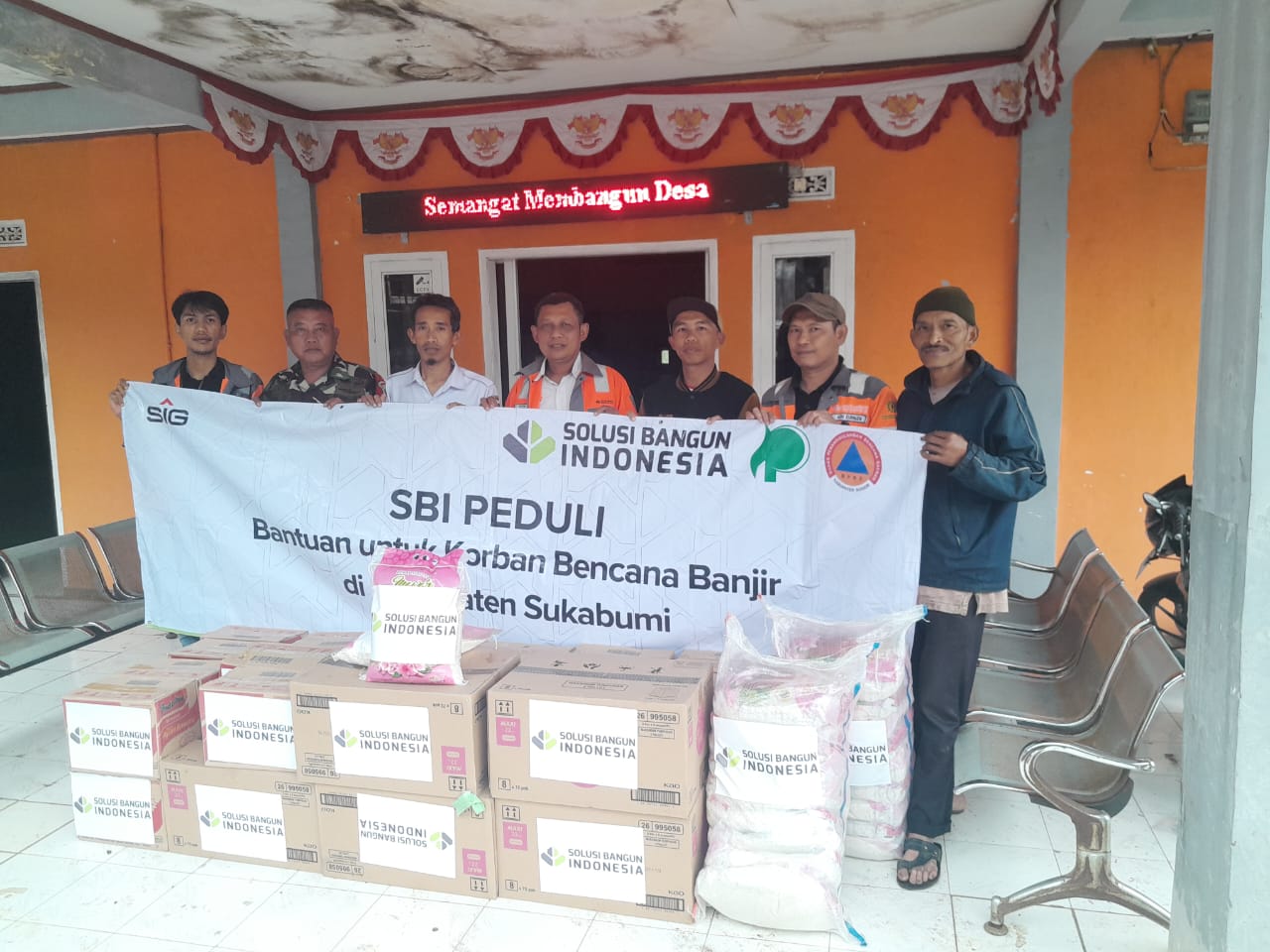 PT.SBI Pabrik Narogong Bogor Salurkan Bantuan  untuk Korban Banjir Bandang di Sukabumi