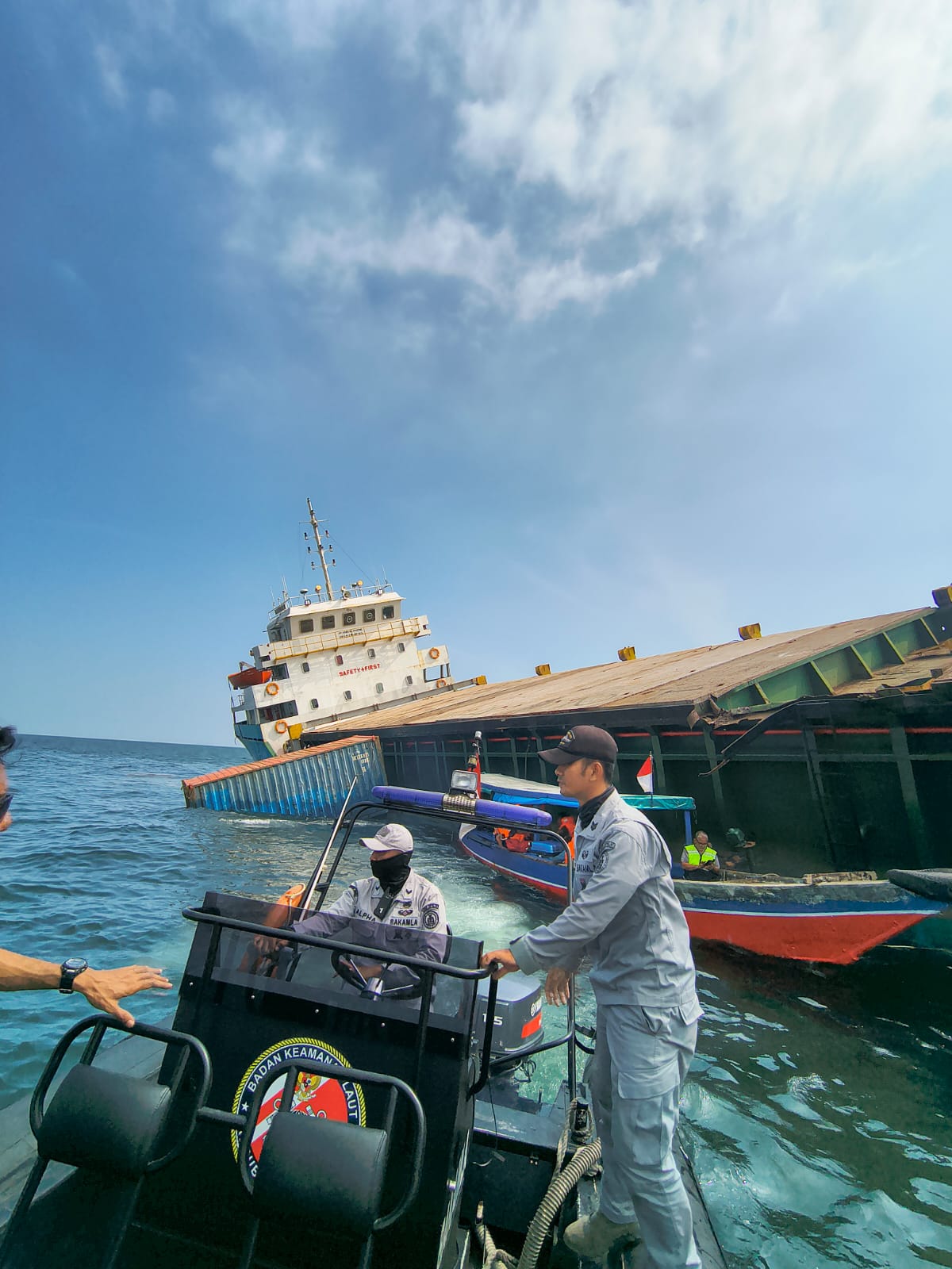 KM. Alexindo 8 Miring di Sunda Kelapa, Bakamla RI Gerak Cepat Lakukan Penyelamatan
