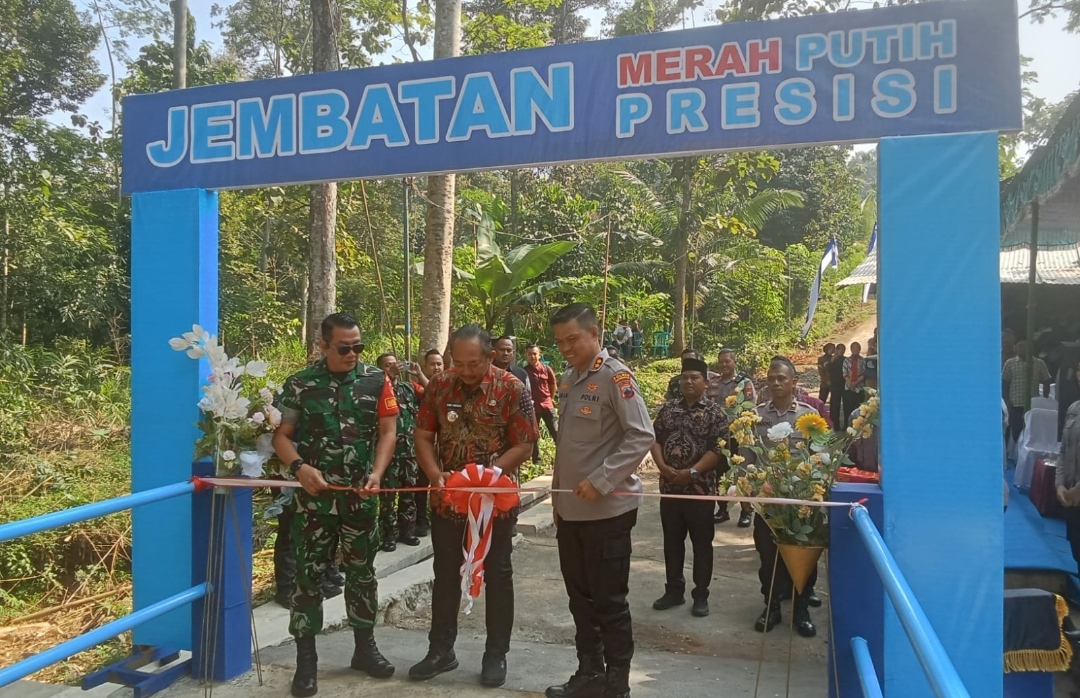 Bupati Karanganyar  Resmikan Jembatan Merah Putih, Ajak Warga Rawat Bersama, Apresiasi Kepada Kapolri