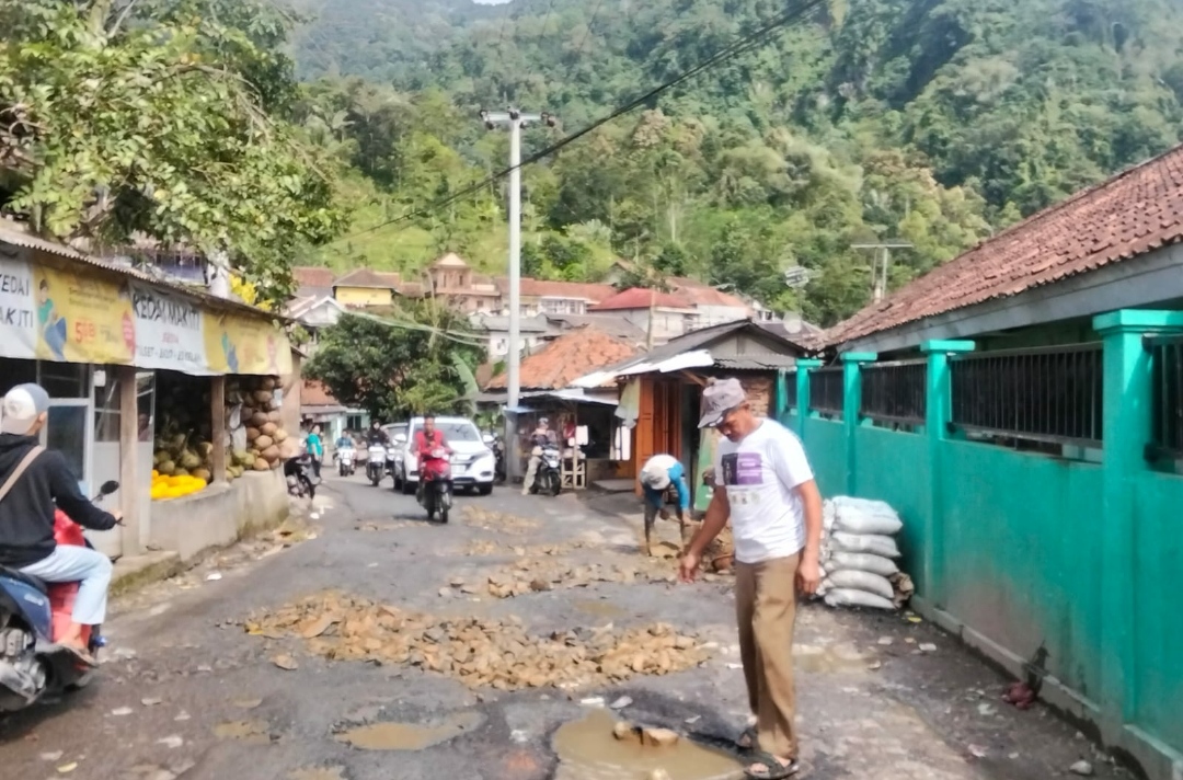 Santunan Yatim dan Perbaikan Jalan, Komitmen CSR PT Aneka Tambang Tbk UBPE Pongkor untuk Warga Sekitar