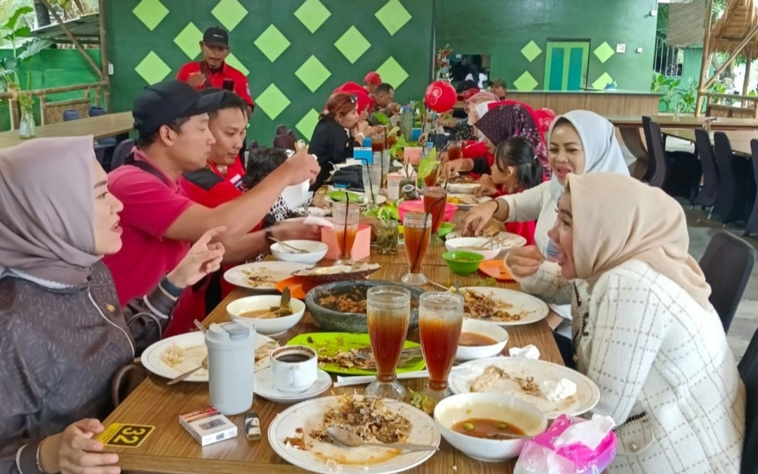 Harlah Ke-40, Bendum PWDPI Rosita Gosi Rayakan di RM Alun-alun Kepayang