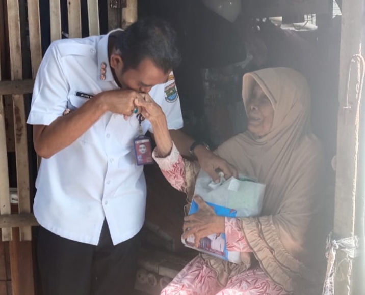 Camat Kemiri Sambangi Korban Musibah Puting Beliung di Desa Karang Anyar