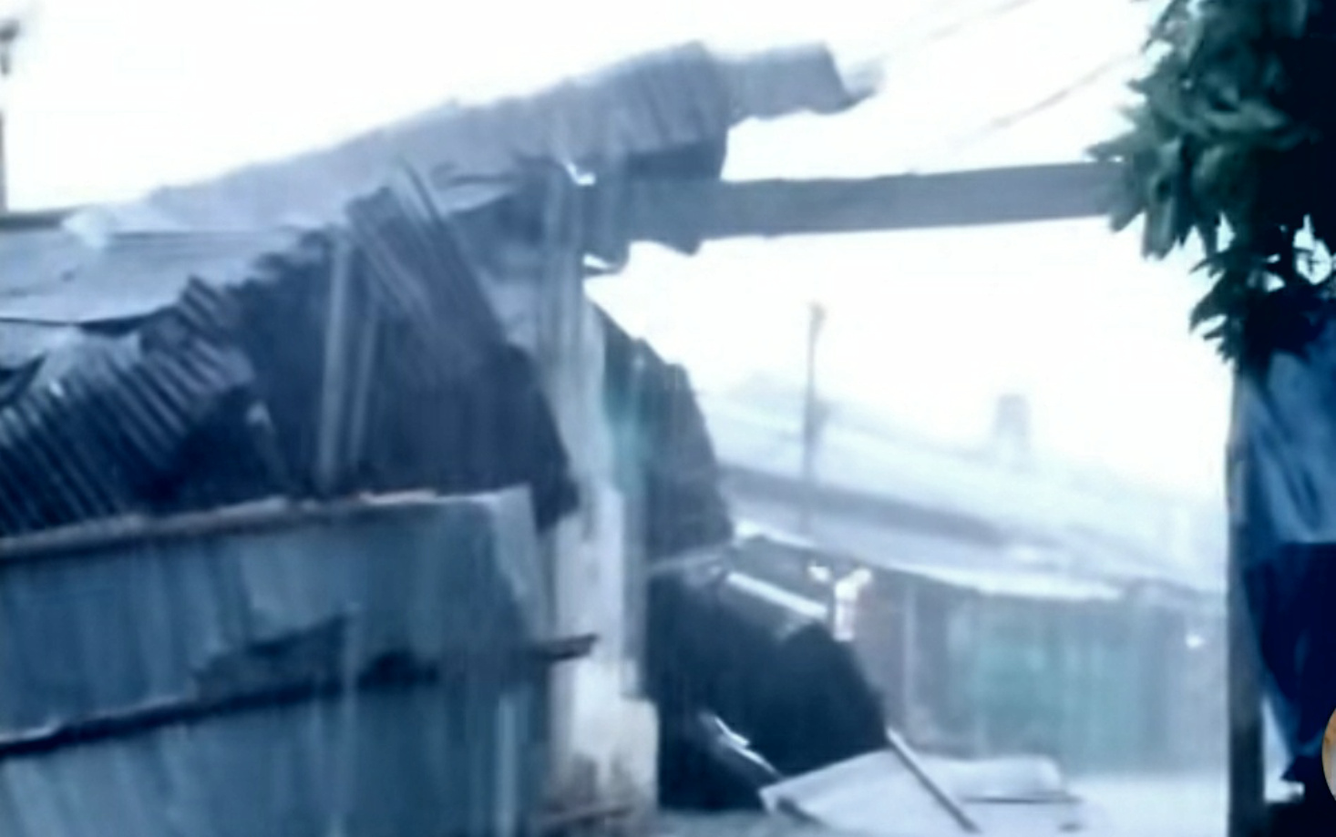 Hujan Angin Terjang Leuwiliang, Warga Panik, Rumah Rusak, Listrik Padam