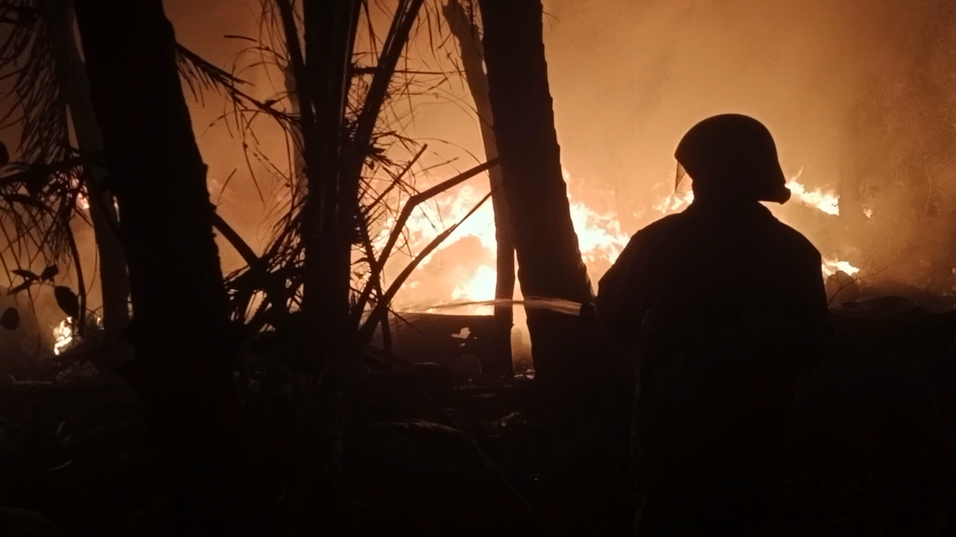 Tempat Usaha Limbah di Kemiri Kebakaran: Camat, Polisi, Damkar dan Warga Peduli Turun ke Lokasi