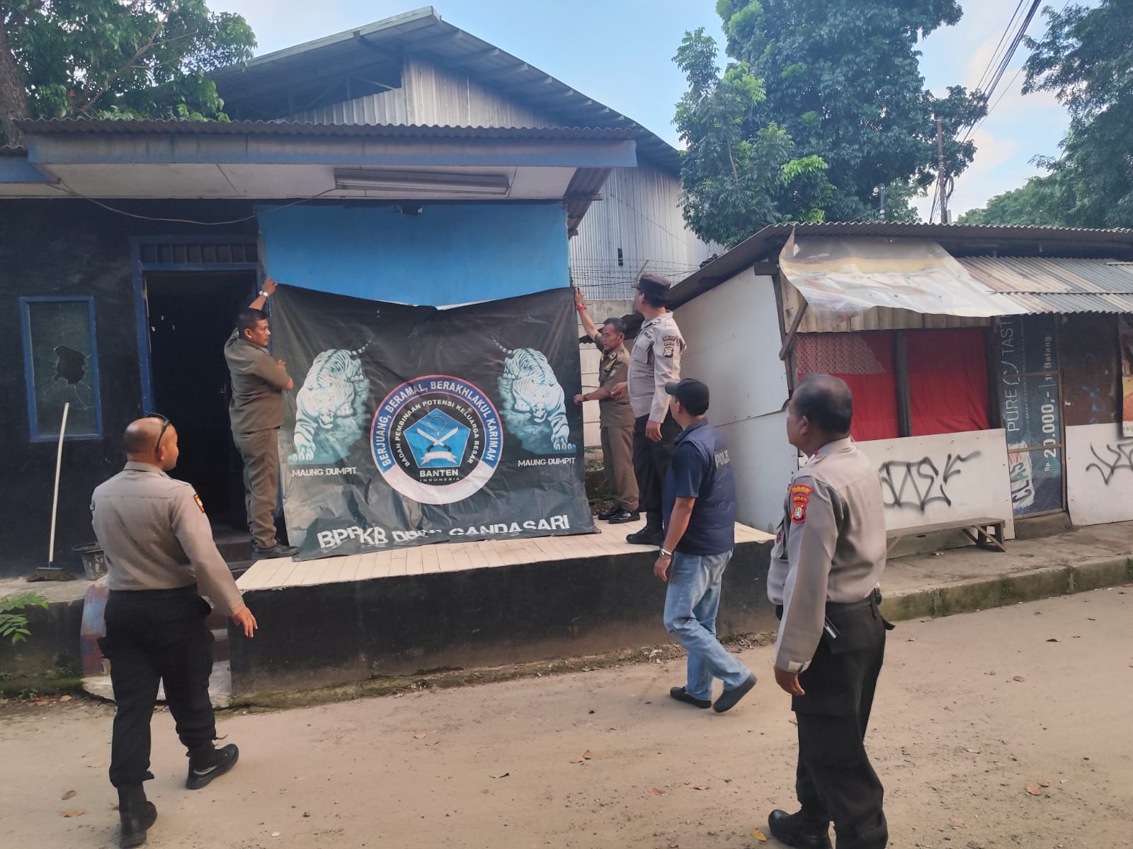 Polisi, TNI dan Satpol PP Tertibkan Puluhan Bendera Ormas di Tangerang