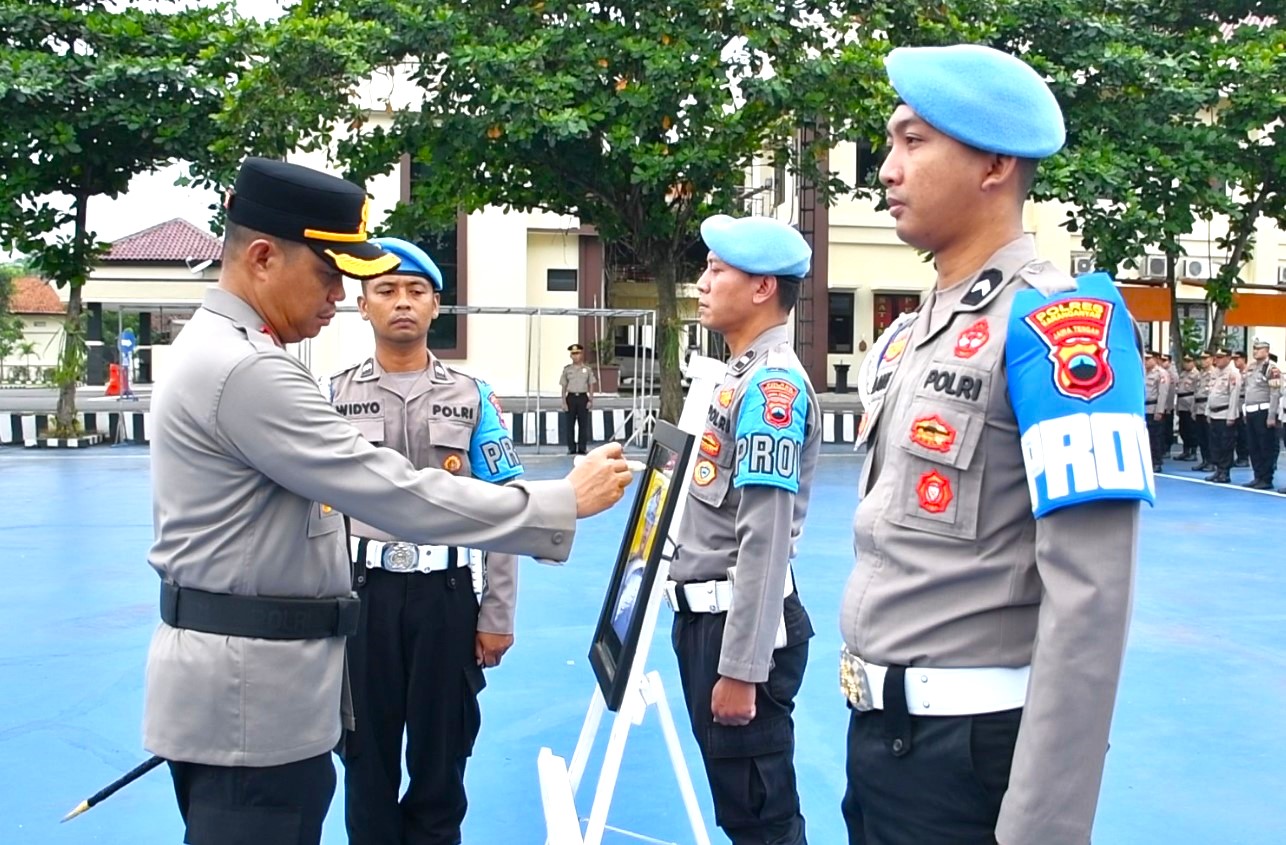 Disiplin Tak Bisa Ditawar, Polres Karanganyar Gelar Upacara PTDH