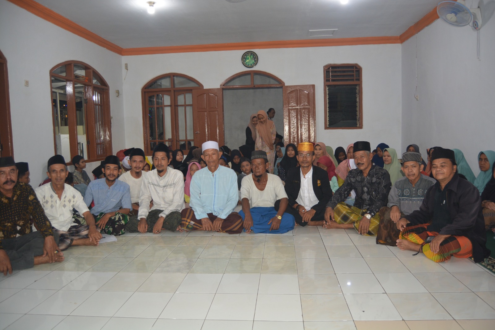 Gema Takbir Jama'ah Mushollah Al, Barokah Gandeng Ketua Pendekar Banten Kemiri Santuni Yatim dan Dhuafa.