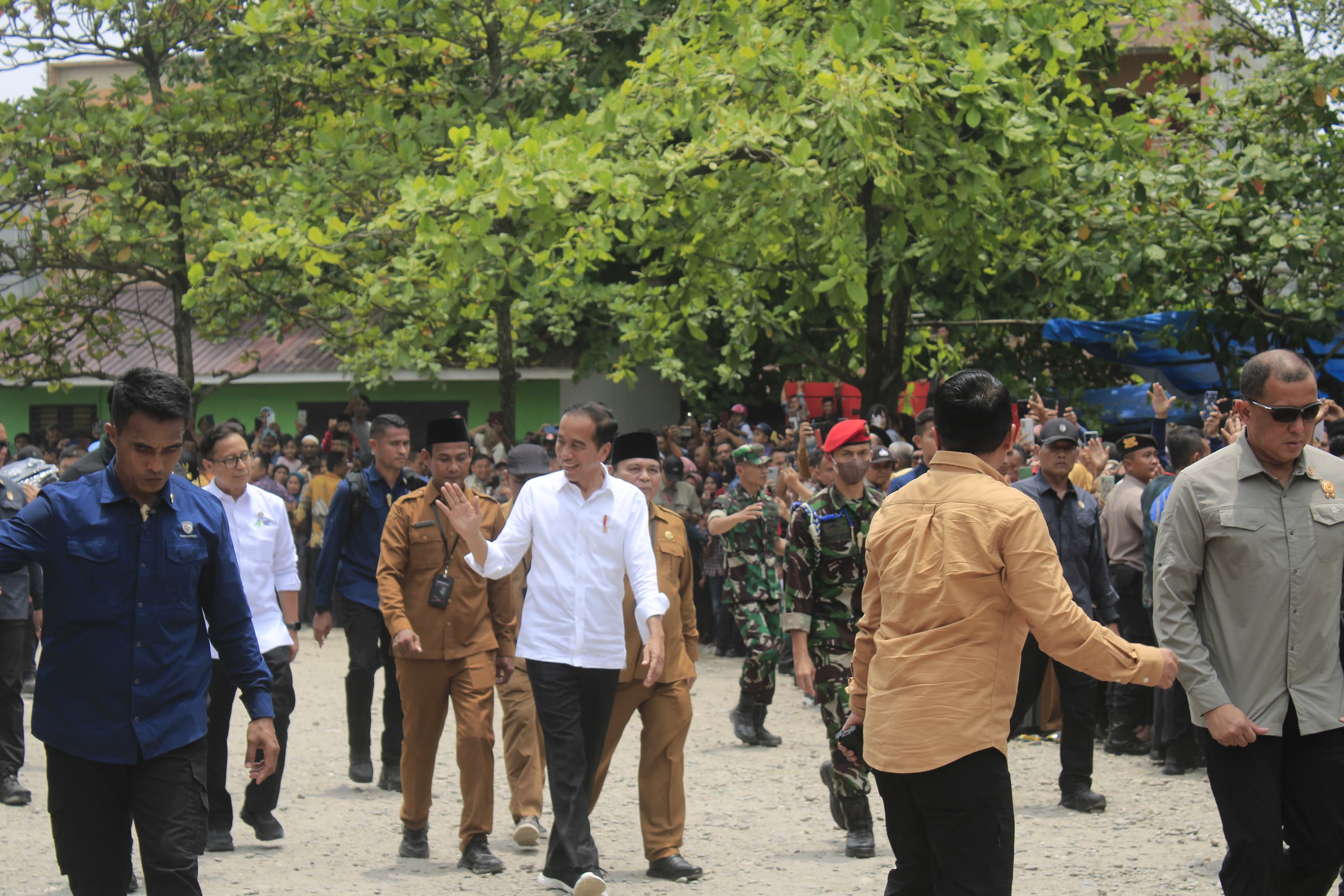 Ribuan Masyarakat Labuhanbatu Antusias Sambut Kedatangan Jokowi