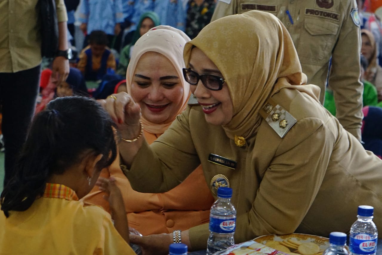 Bersama Bunda PAUD, Wakil Bupati Bagikan Makanan Tambahan Untuk Siswa  PAUD