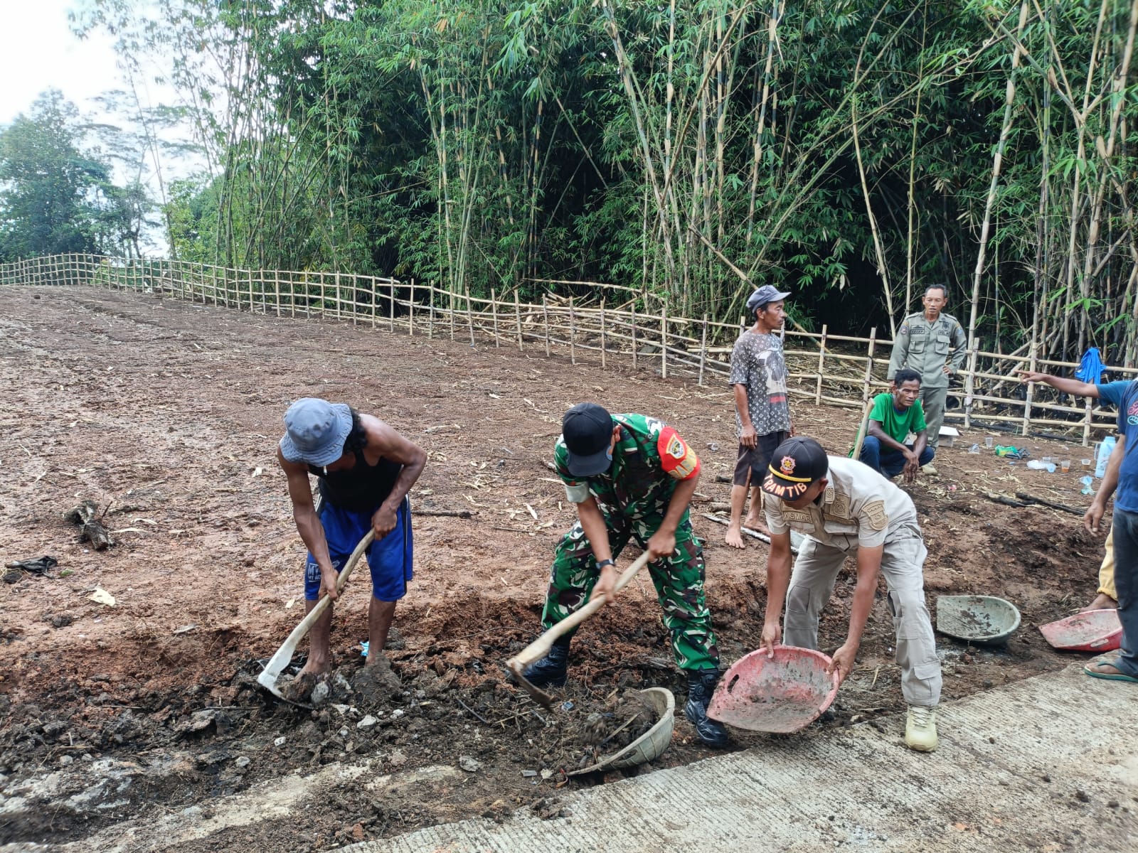 Babinsa Koramil 06/Trs Gotong Royong Bersihkan Saluran Air