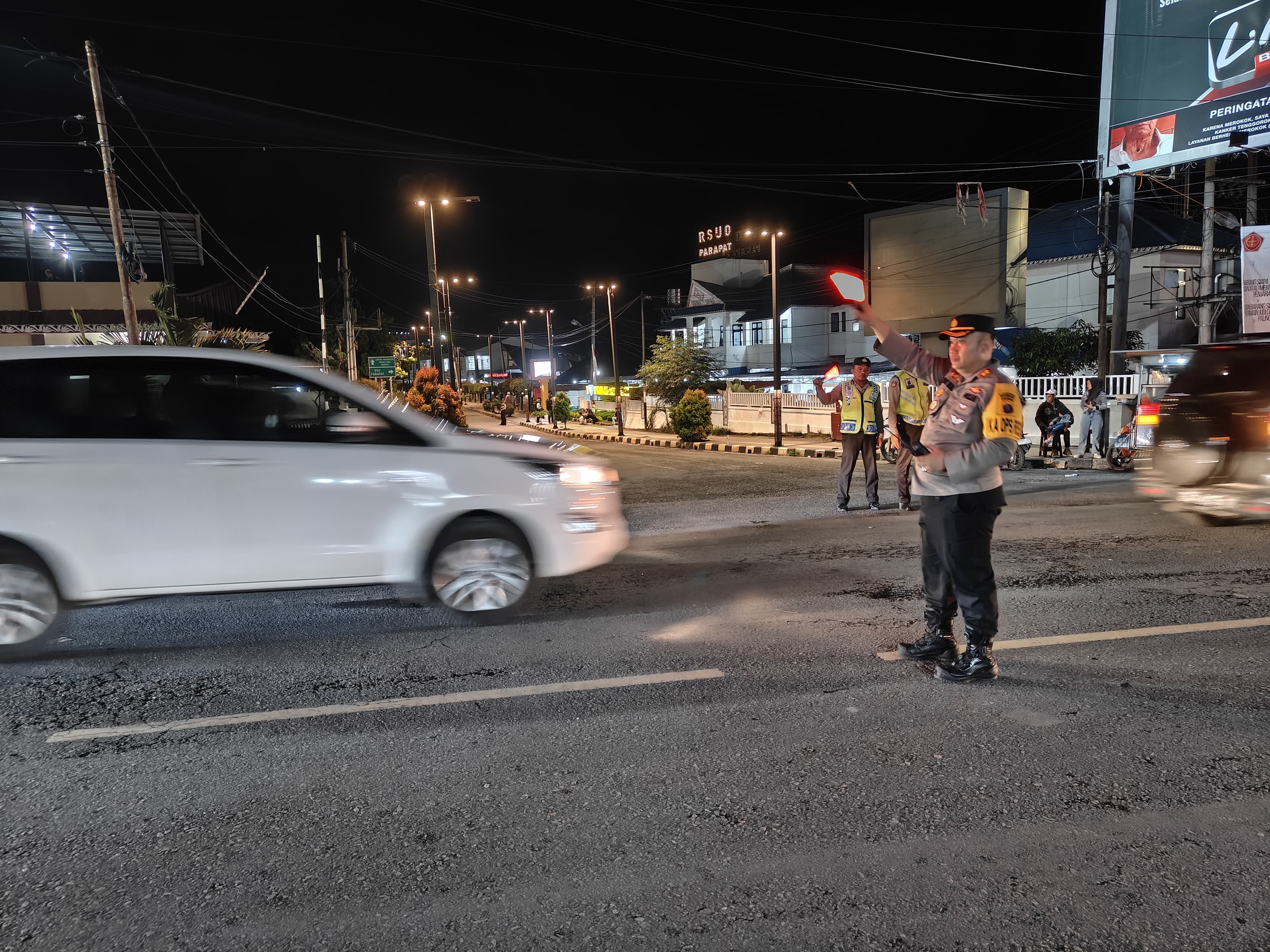 Kapolres Simalungun Pimpin Langsung Pengaturan Arus Lalu Lintas Sampai Larut Malam